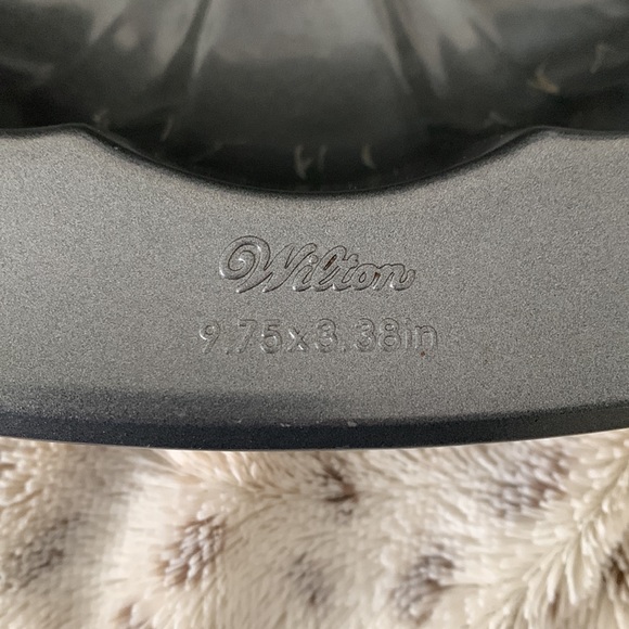 Wilton Bundt Cake Pan 9.75 in x 3.38 in - Picture 3 of 5